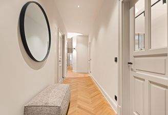 Flur mit Zugang zu allen Räumen