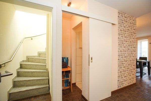 Hauswirtschaftsraum neben der Treppe ins DG