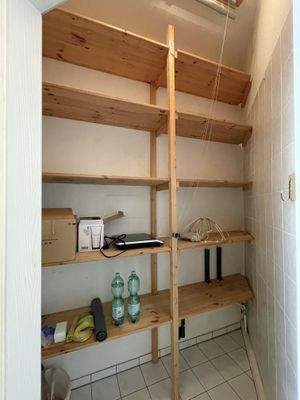 Abstellraum mit Regal