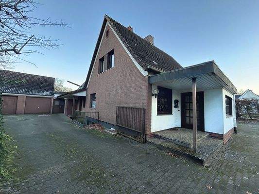 Blick auf Haus und Garagen