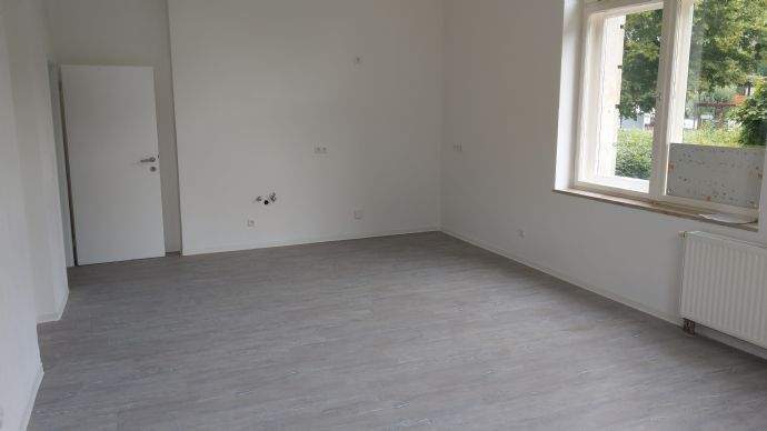 Wohnzimmer mit offener Küche Bild 2