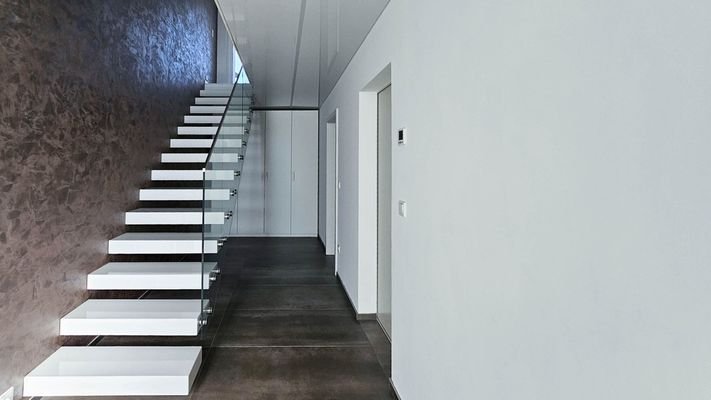 Treppenhaus und Flur EG