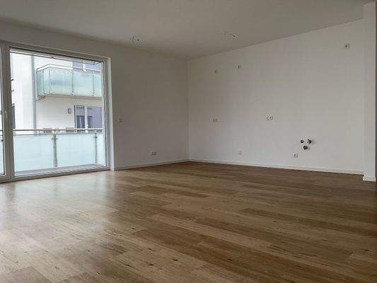 Wohnzimmer mit offener Küche