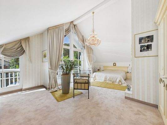 Schlafzimmer mit Ankleide und Balkon im OG