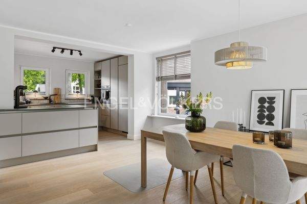 Moderne Einbauküche mit modernen Elektrogeräten