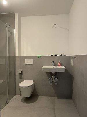 Badezimmer mit ebenerdiger Dusche