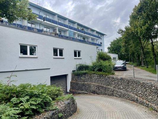 Garageneinfahrt und Hausansicht Rückgebäude