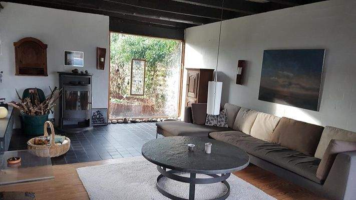 Gemütliches Wohnzimmer mit Kaminofen