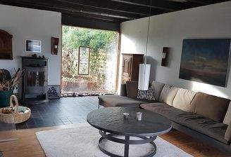 Gemütliches Wohnzimmer mit Kaminofen