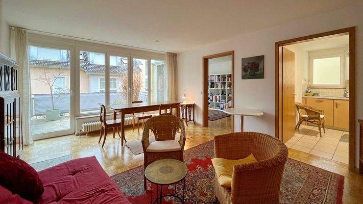 Die separate Küche und das Schlafzimmer lassen sich vom Wohnbereich aus betreten