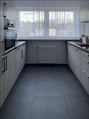 Moderne Küche mit Tageslicht