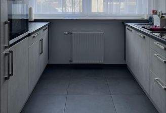 Moderne Küche mit Tageslicht