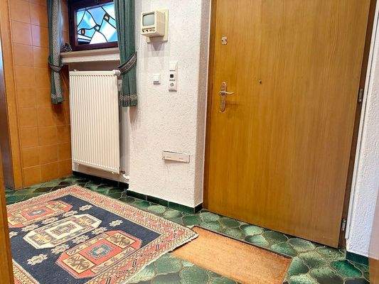 Mit praktischem Windfang, vor Diele.