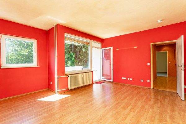 Wohnzimmer mit Balkonzugang