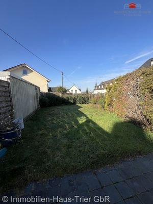 Grünstreifen neben den Garagen