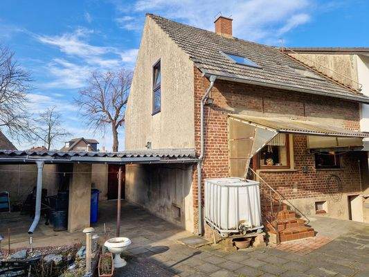 das Haupthaus von hinten und der Seite