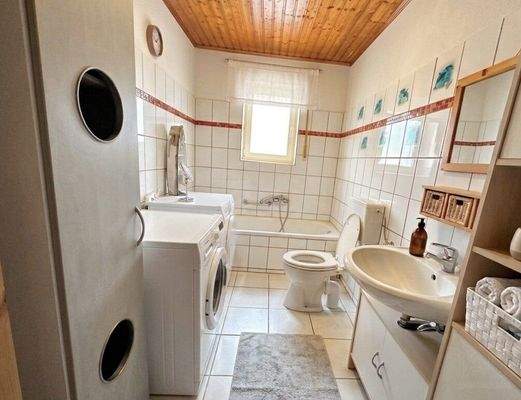 Helles Badezimmer mit praktischer Raumaufteilung