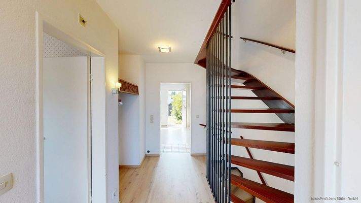 Hausflur mit Sicht ins Wohnzimmer