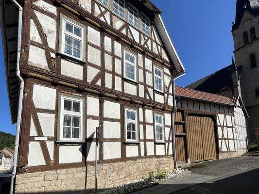 Rechte Giebelseite und Toreinfahrt