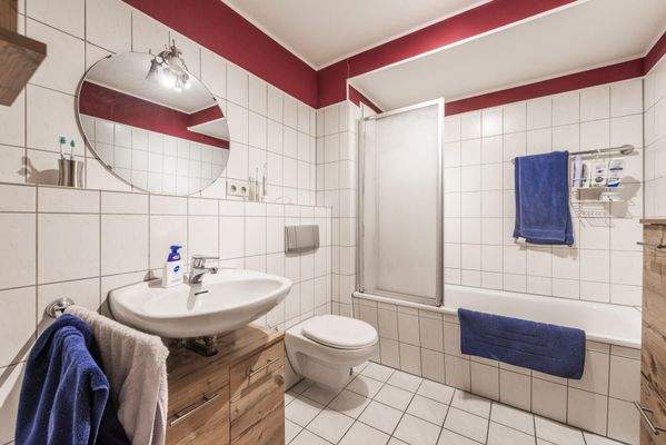 Badezimmer mit Duschwanne