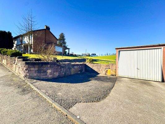 Garage und Stellplatz