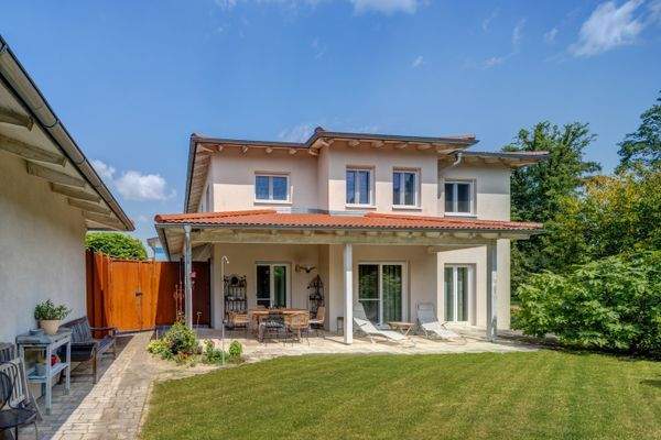 Hausansicht Südseite mit Garten