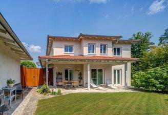 Hausansicht Südseite mit Garten