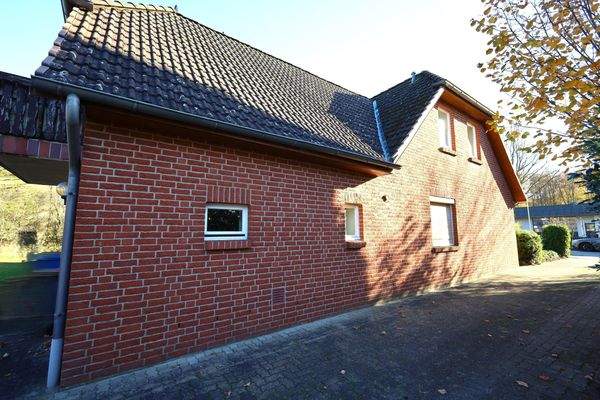 Anbau und großzügige Zufahrt