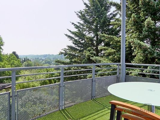 sonniger Balkon mit grünem Ausblick