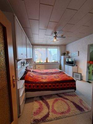 Schlafzimmer mit Durchgang zum Ankleidezimmer 