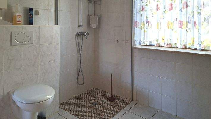 Bad mit Wanne und Dusche