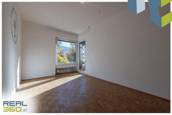 2. Schlafzimmer mit Zugang zur Loggia