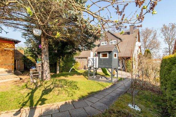 Garten mit Spielhaus für die Jüngsten