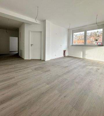 Offener Wohn- und Essbereich mit Küchenzeile