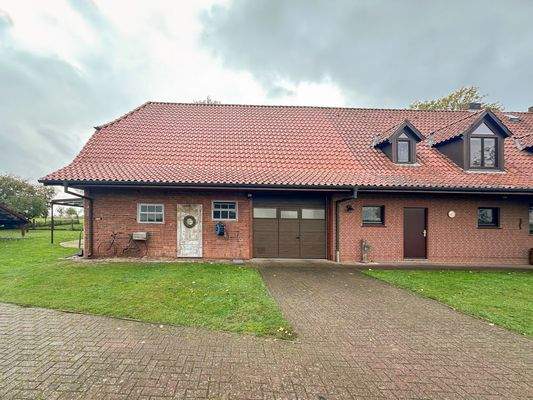 Nebeneingang und Garage