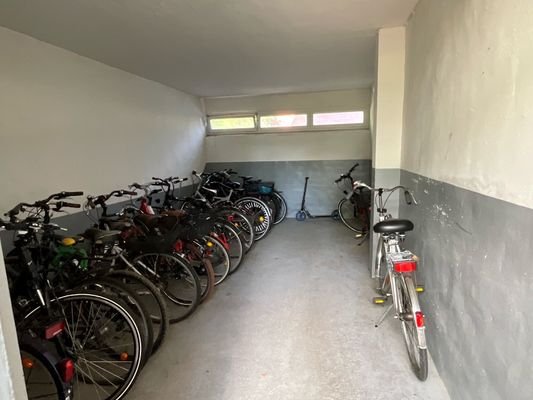 Fahrradraum neben Eingangstür