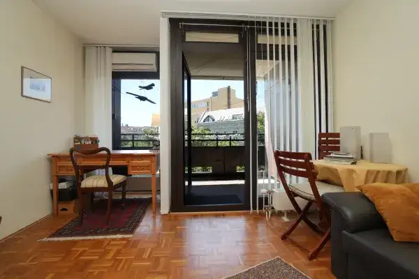 Arbeitsbereich und Balkon