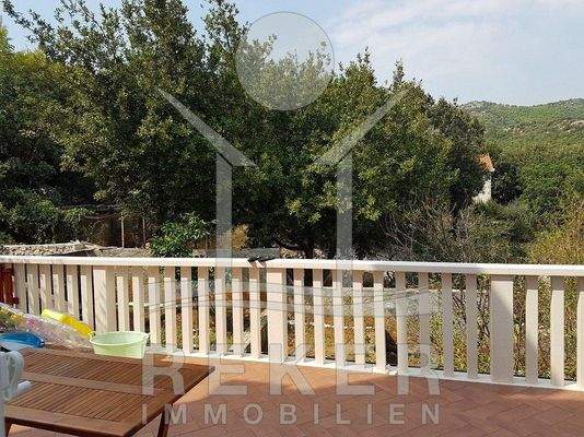 Die Villa befindet sich am Meer und ist doch von Grün umgeben.