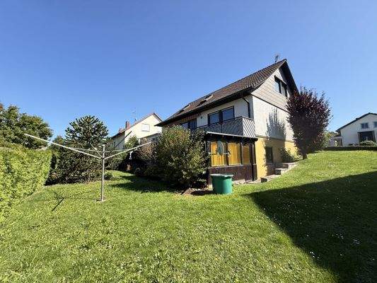 Hausansicht mit Garten