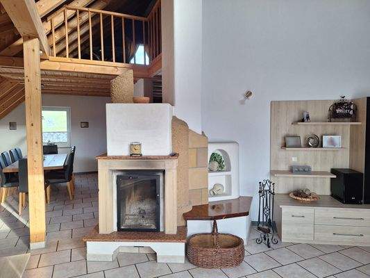 OG Wohnen: Kamin mit Blick zur Galerie