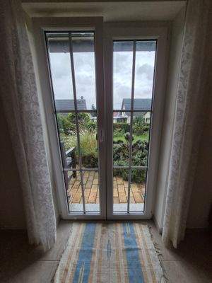 Haupthaus: EG - Wohnzimmer mit Terrassenzugang