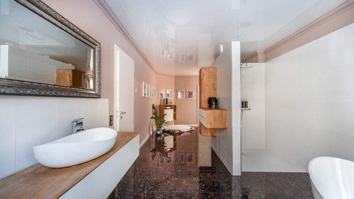 Exklusives Tageslichtbadezimmer im Erdgeschoss