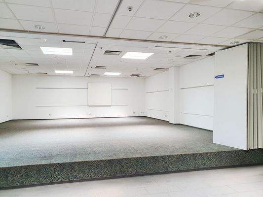 2.OG - Schulungsraum mit Hohlboden und Trennwand