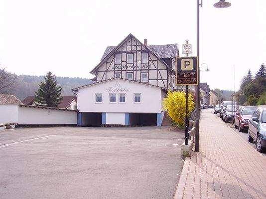 Großer gepflegter Parkplatz