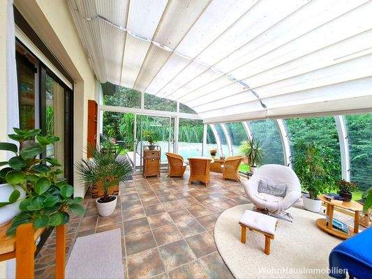 Beheizbarer Wintergarten mit Blick zum Pool - Süd-West Seite
