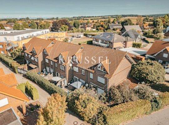Vogelperspektive auf das Reihenmittelhaus mit sonniger Terrasse