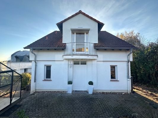 Haus 1 mit einem eingezäuntem Garten und Terrasse/ Balkon mit Solarrollo