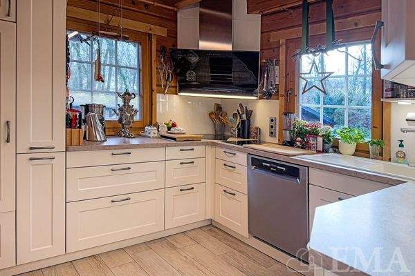 Küche mit Einbauküche