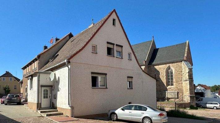 Straßenansicht mit Zugang