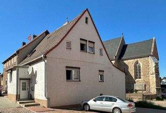 Straßenansicht mit Zugang